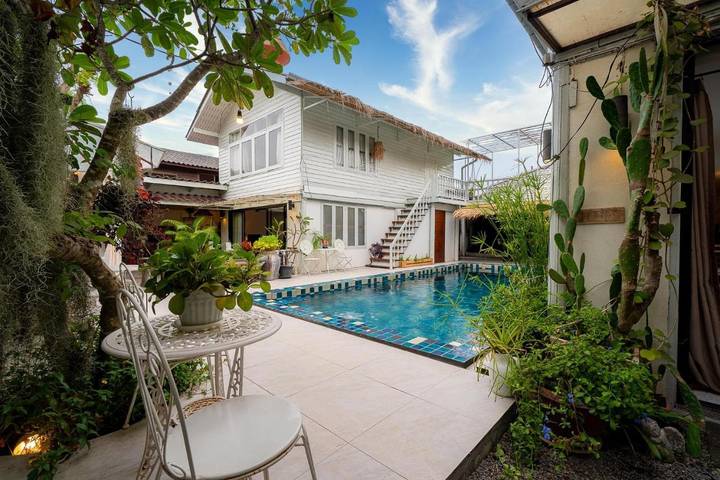 Maison d’hôte pour 2 personnes, avec terrasse et vue ainsi que piscine et jardin, animaux acceptés à Hua Hin