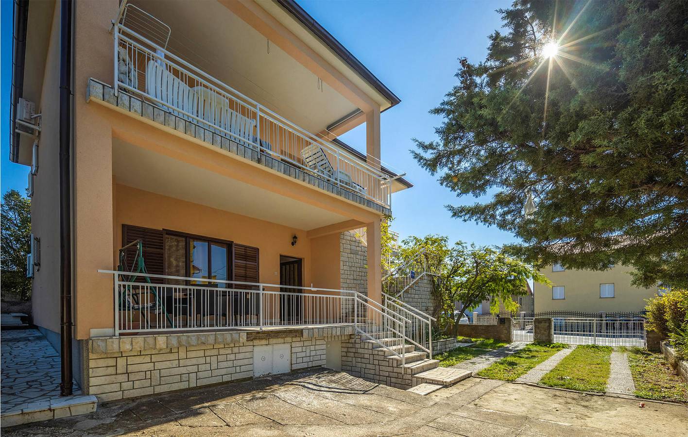 Ganze Ferienwohnung, Modernes Apartment, 2 km vom Strand entfernt, mit WLAN, Parkplatz und Terrasse in Novi Vinodolski, Primorje-Gorski Kotar