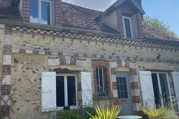 Gîte pour 12 personnes, avec terrasse et jardin, animaux acceptés à Fontaines