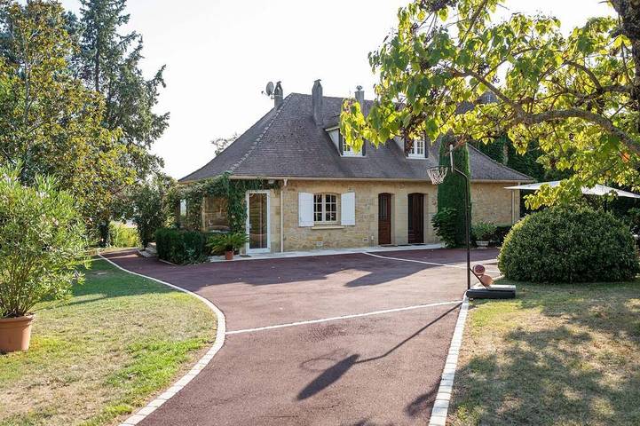 Location de vacances pour 8 personnes, avec jardin et terrasse à Vélines