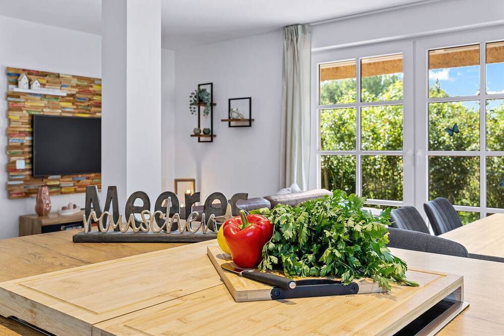 Tuttelduuv unter Reet mit Kamin und Sauna - Dünenrose und Tuttelduuv unter Reet, in Klein Strömkendorf, Salzhaff
