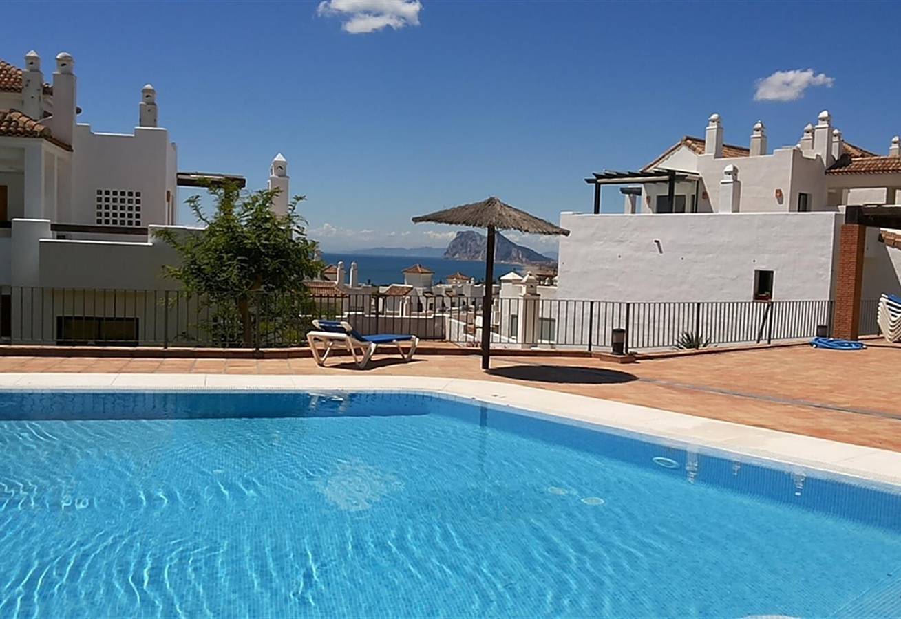Ganze Wohnung, Penthouse mit 3 Schlafzimmern in der Marina de la Alcaidesa mit Meerblick, Pools, A/C & Wlan in Playa de La Alcaidesa, San Roque