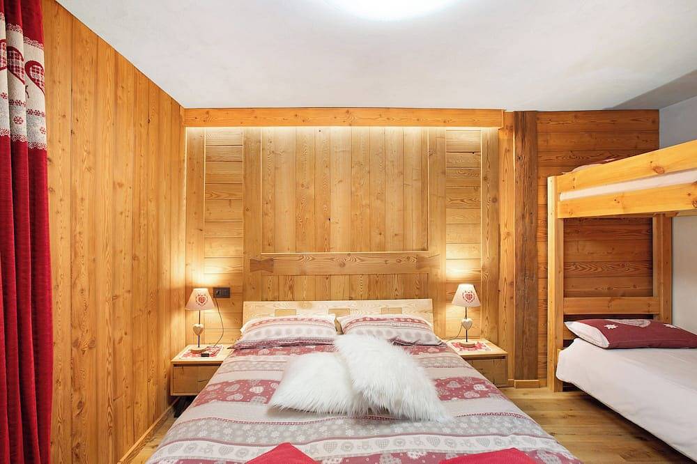 Entire apartment, Holiday Apartment 'Jorasses La Maison de Courma' with Mountain View & Wi-Fi in Courmayeur, Wallisian Alps