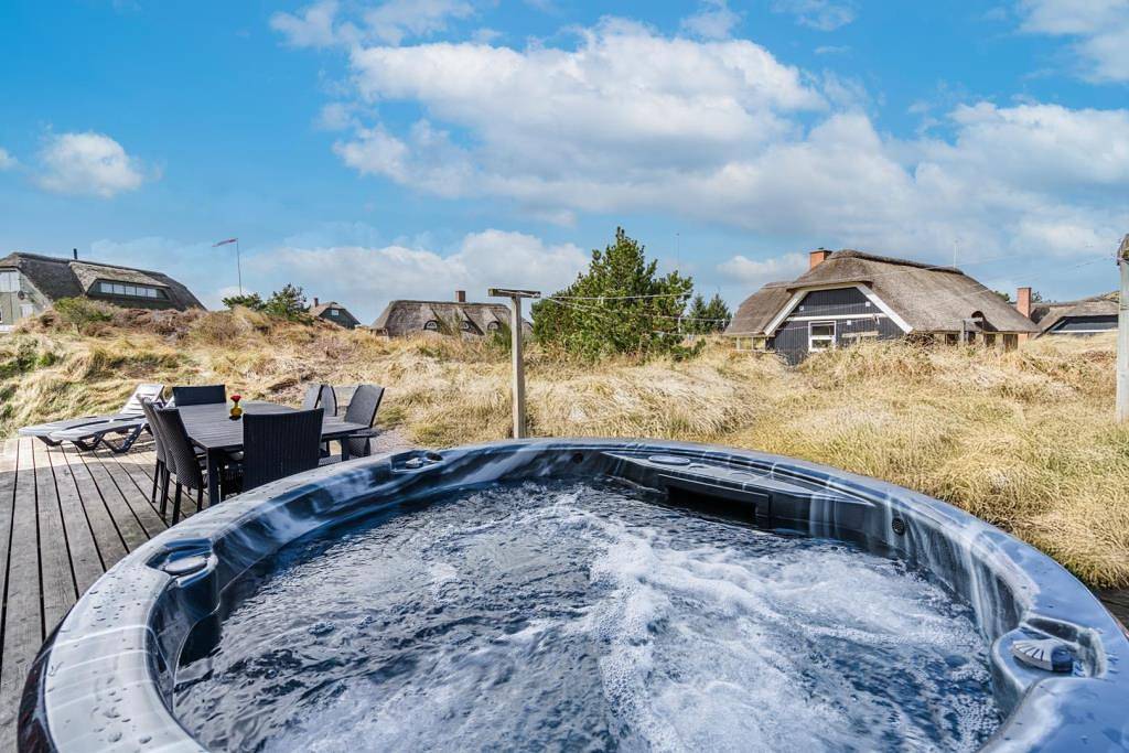 Wunderschönes Poolhaus mit Aussenwhirlpool auf einem großen, hügeligen Dünengrundstück in Henne, Filsø See