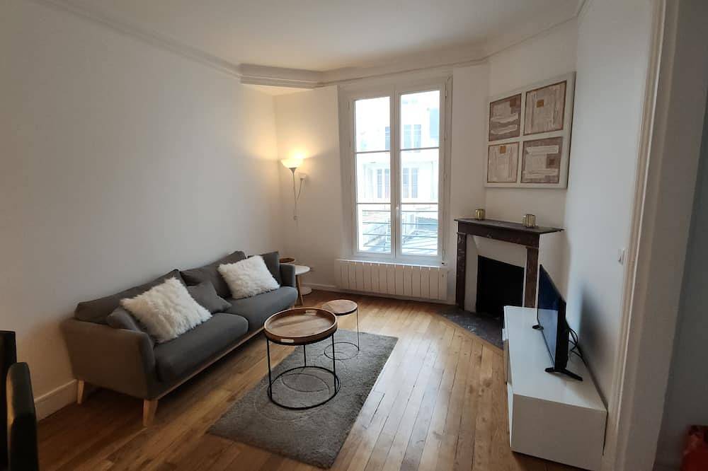 Entire apartment, Apparently cosy 2-room apartment, central location in La Garenne-Colombes, Hauts-de-Seine