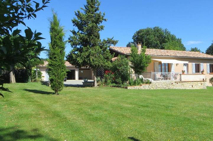 Gîte pour 7 personnes, avec jardin à Auzas