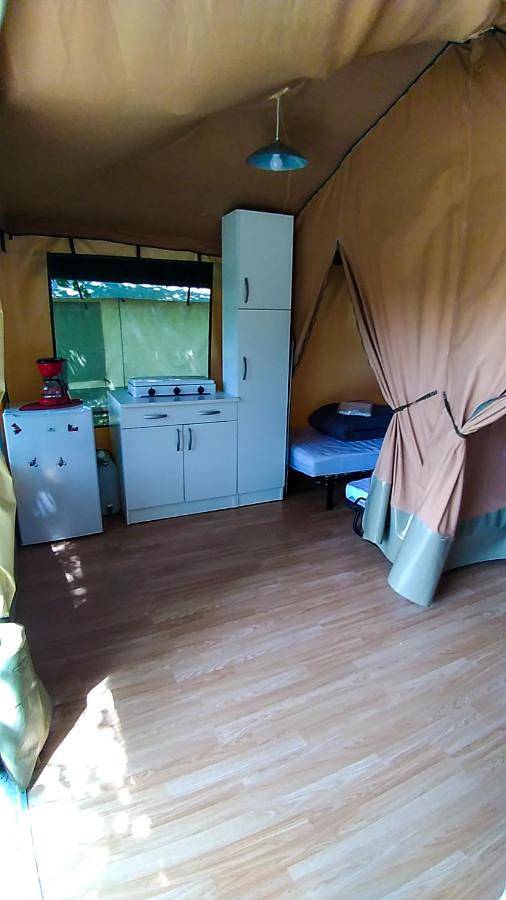 Camping pour 4 personnes, avec vue ainsi que jardin et piscine à Millau - 3