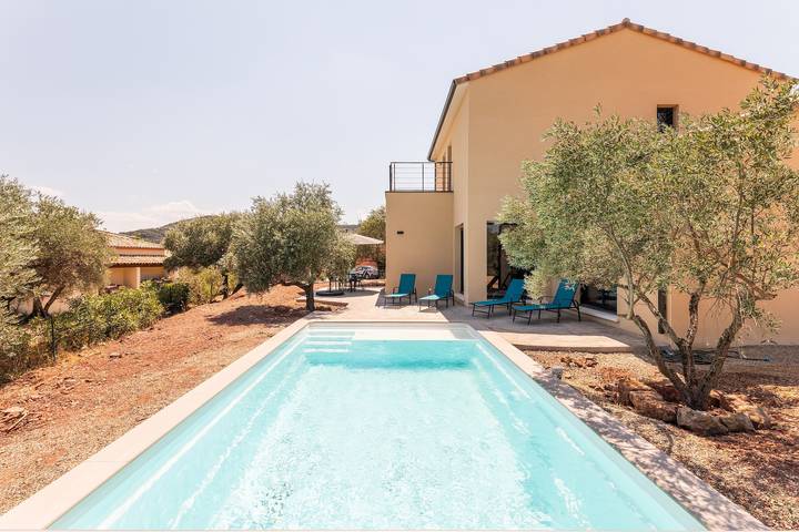 Location de vacances pour 10 personnes, avec Balcon et Terrasse ainsi que Jardin et Piscine à Bosc