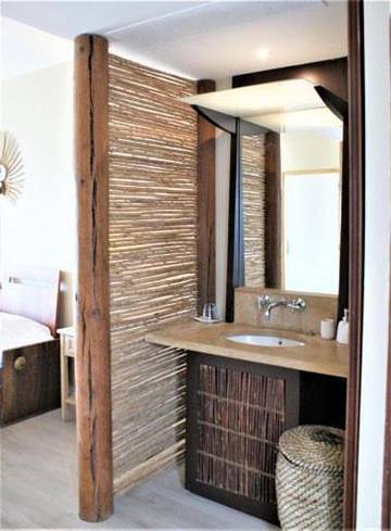 Parc de vacances pour 8 personnes, avec terrasse ainsi que vue et piscine, animaux acceptés en Martinique