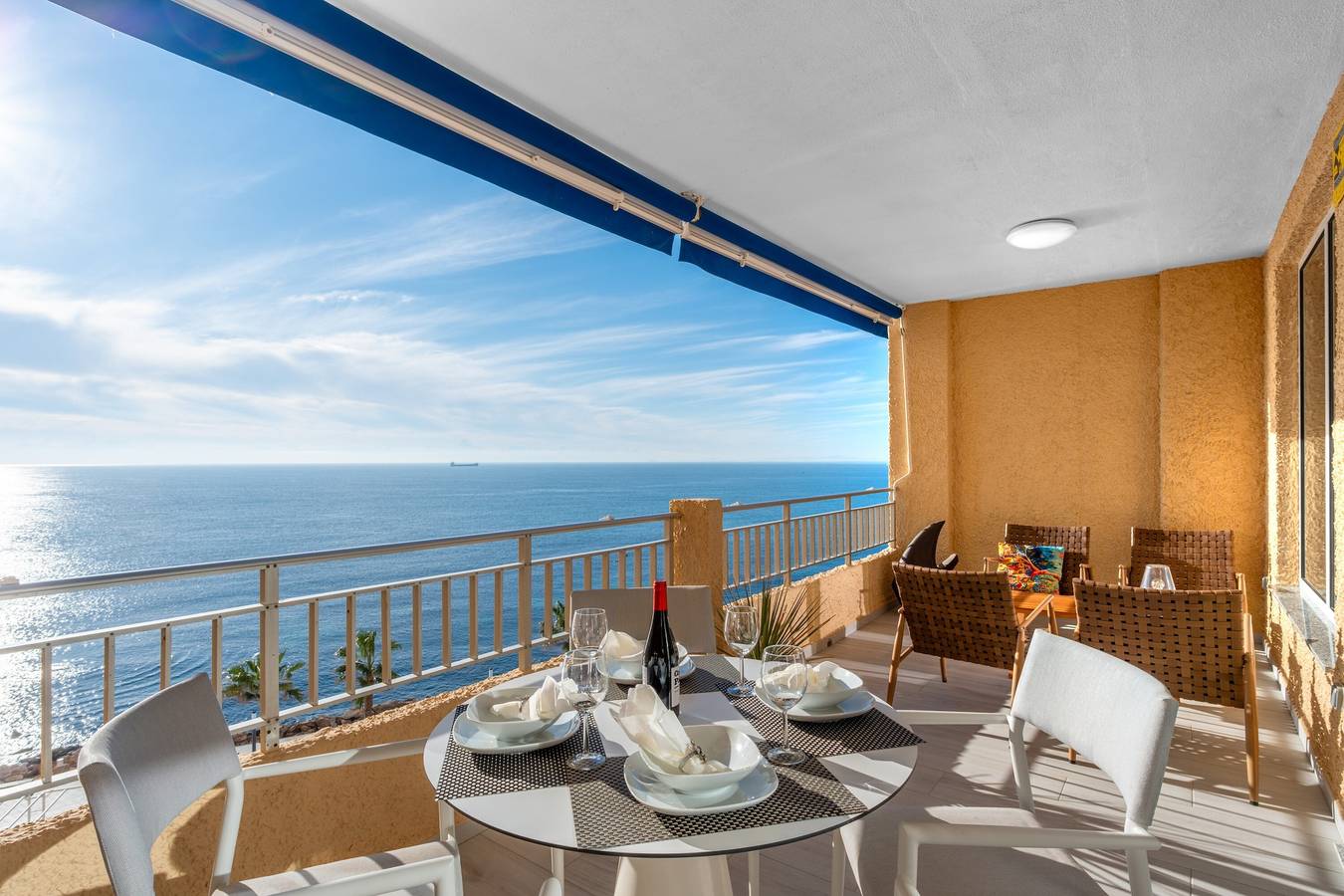 Appartement entier, Maison de vacances '100 Beach Views' avec vue mer, Wi-Fi et climatisation in Torrevieja Centre, Torrevieja