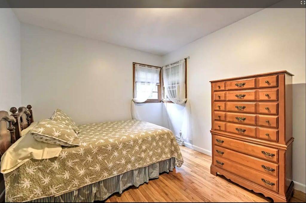 Ganze Wohnung, Family friendly yard, with deck and gas Bbq. The perfect place to relax and enjoy Narragansett! in Narragansett Pier, Narragansett