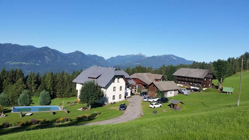 Privatzimmer für 2 Personen, mit Balkon und Terrasse sowie Garten und Ausblick in Fresach