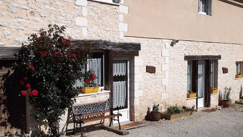 Gîte pour 8 personnes, avec piscine ainsi que terrasse et jardin