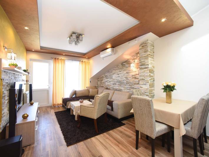 Gîte pour 4 personnes, avec balcon dans Tivat