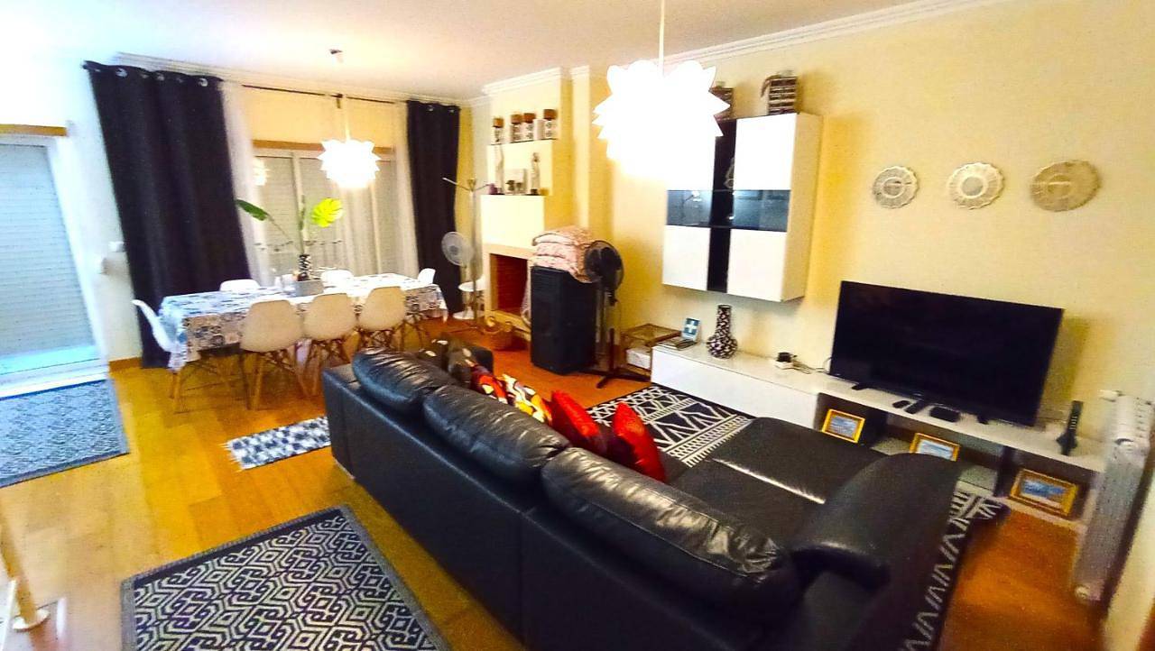 Sesimbra Oceanview Luxury Duplex with Pool & Gym near Lisbon in Praia do Ouro, Sesimbra (Castelo)