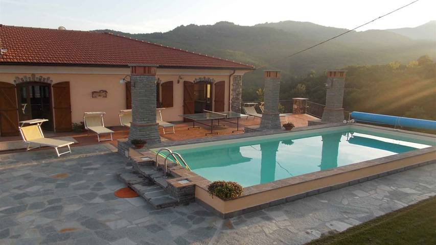 Casa vacanza per 14 persone, con Terrazza e Giardino a Varese Ligure