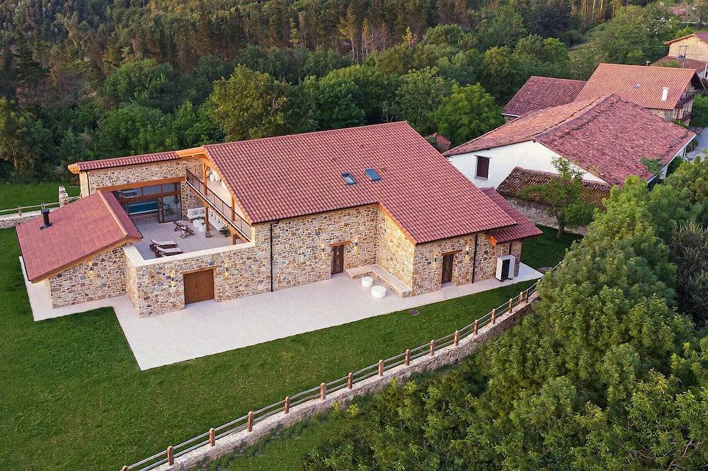 Casa rural Orue Baserria en Urdaibai-con jacuzzi y sauna in Múgica, Reserva de la Biosfera de Urdaibai