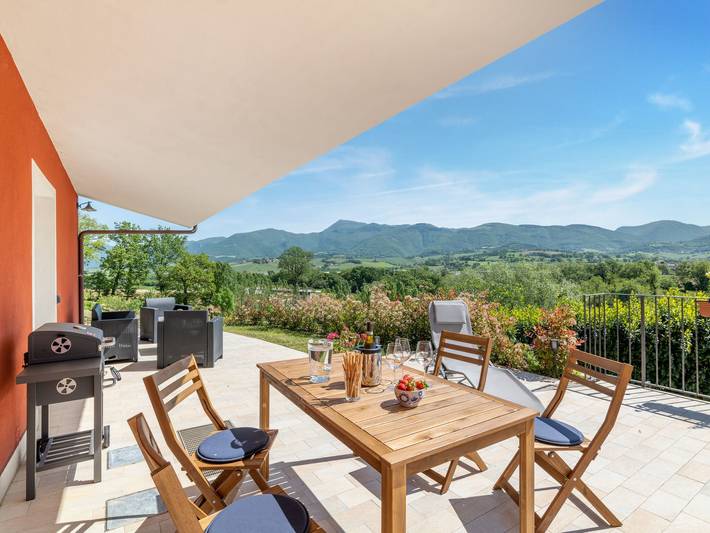 Agriturismo per 6 persone, con Terrazza e Giardino nonché Piscina in Provincia di Macerata