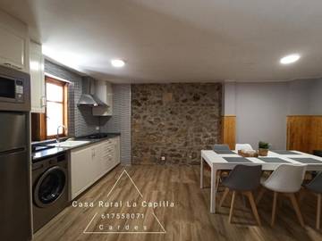 Gîte pour 7 personnes, avec terrasse dans Cardes