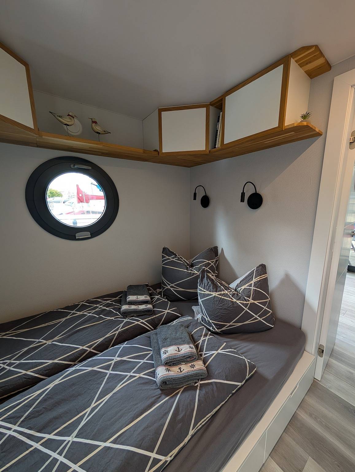 Hausboot Tommi mit eigener Terrasse und Wlan in Ozeaneum Stralsund, Stralsund