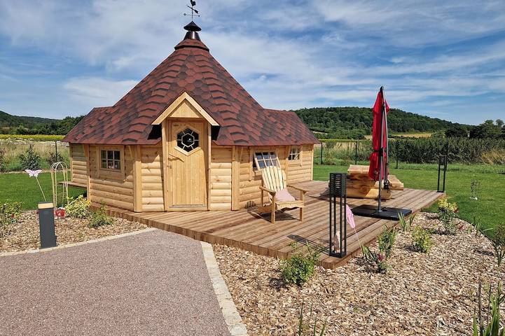 Cabane en bois pour 4 personnes, avec terrasse ainsi que sauna et jardin