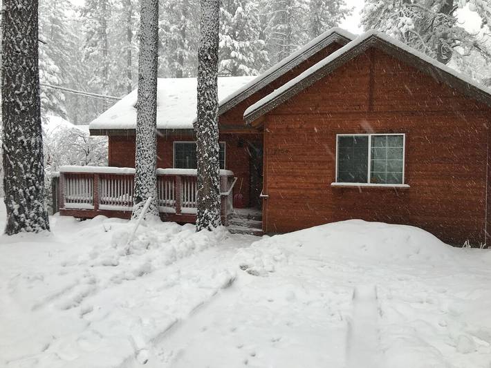 Log cabin for 8 people, with pool and hot tub as well as yard in Truckee