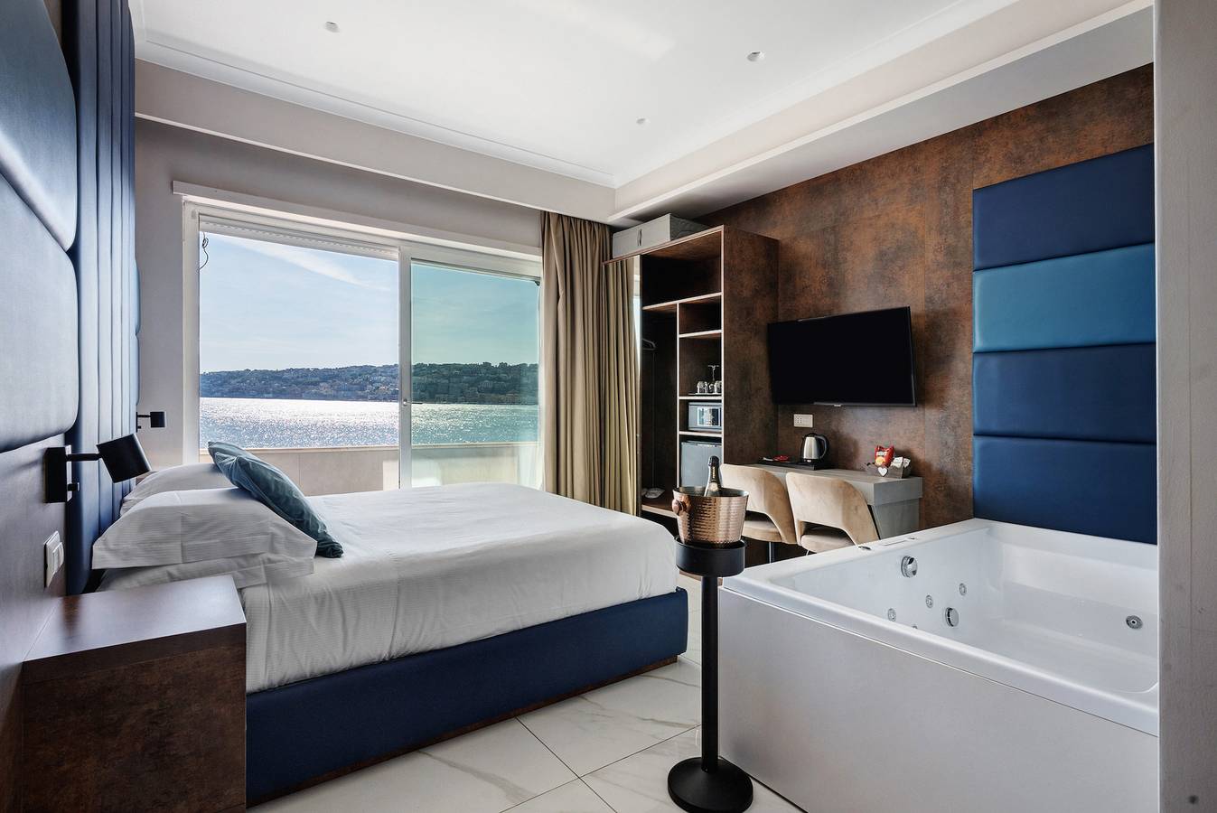 Zimmer 'Exclusive Con Whirlpool' mit Balkon, Wi-Fi und Klimaanlage in Neapel, Neapel Provinz