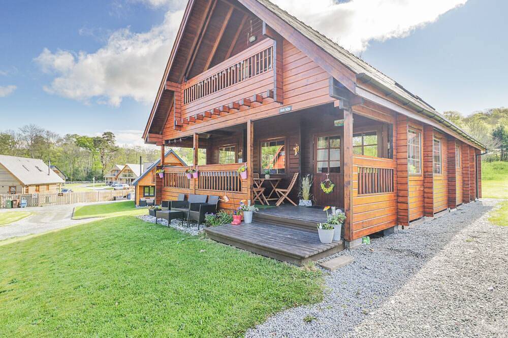 Sun View Lodge, family friendly, with hot tub in Llanbedr in Llanbedr, Snowdonia