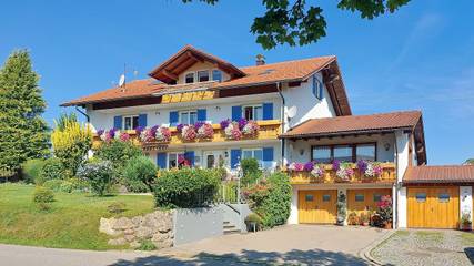 Ferienwohnung für 6 Personen, mit Seeblick und Garten sowie Ausblick in Sulzberg