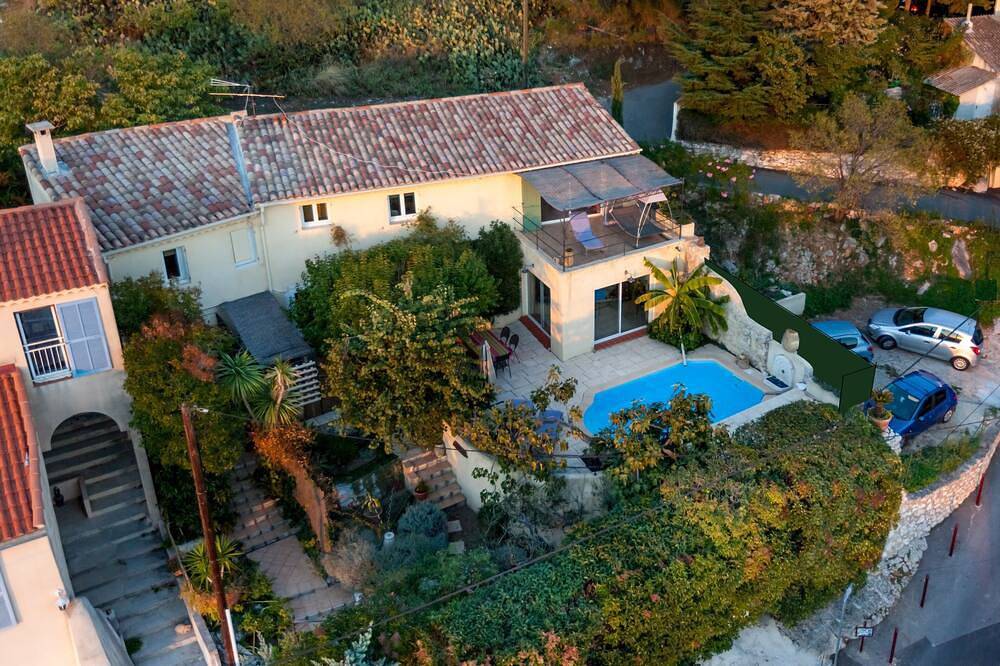 Villa de caractère avec piscine et vue panoramique sur la rade de Marseille in Allauch, Marseille region