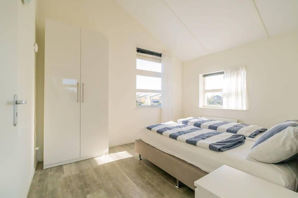 Dieses freistehende Inselhaus hat einen eigenen modernen Charme. Das Wohnzimmer befindet sich im Erd in Oude-Tonge, Goeree-Overflakkee