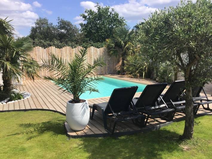 Location de vacances pour 10 personnes, avec terrasse ainsi que piscine et jacuzzi à Gastes