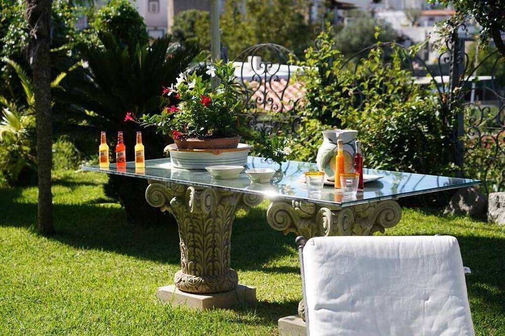 Appartamento intero, Incantevole Bilocale Giardino in Villa con piscina con acqua termale in Chiaia, Ischia
