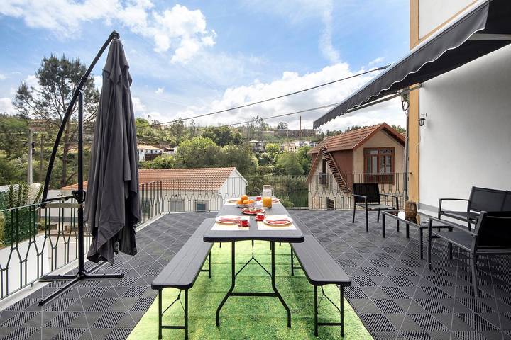 Casa de vacaciones 'Da Ponte' con vistas a la montaña, terraza privada y Wi-Fi in Pessegueiro do Vouga, Distrito de Aveiro