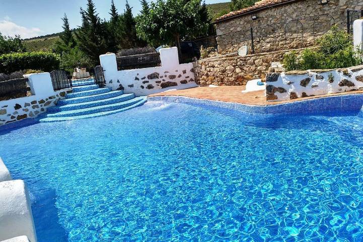 Casa rural para 4 personas, con jardín y piscina además de terraza y jacuzzi - 1