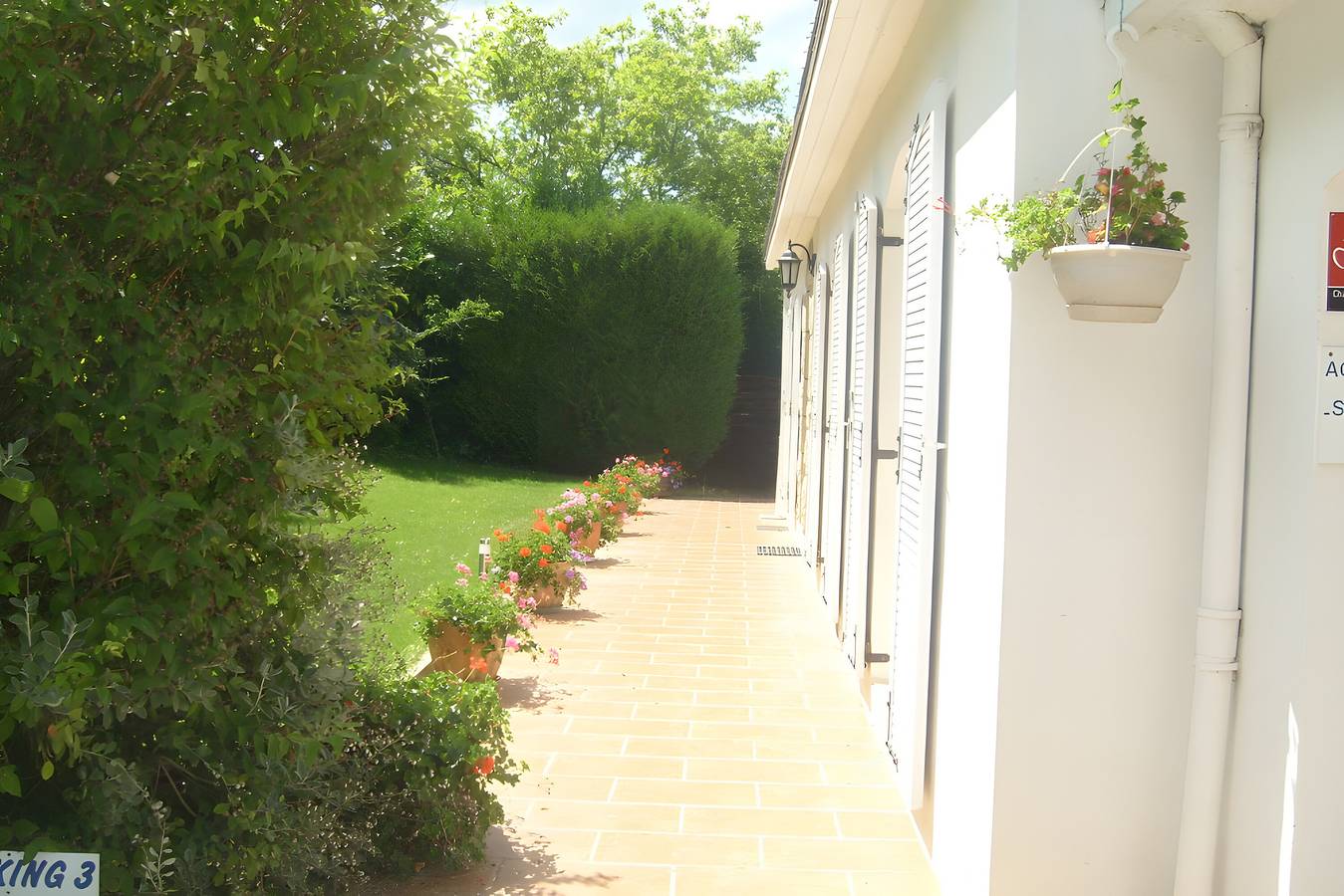 Bed and Breakfast 'Chambre D'hôtes D'Evelyne - Glycine' with Shared Terrace, Shared Garden and Wi-Fi in Pluneret, Côte des Mégalithes