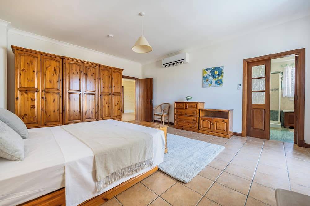 Tranquil Mansion - 3 Bed, Pool, Bbq & Gaming Room in Swieqi, Ilha de Malta