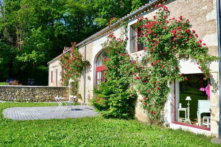 Location de vacances pour 2 personnes, avec Terrasse et Jardin ainsi que Piscine et Vue à Pomport