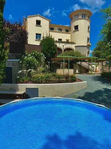 Chalet para 17 personas, con jardín además de piscina y jacuzzi en Valles Oriental