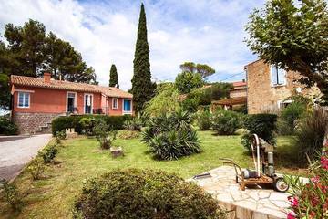 Gîte pour 8 personnes, avec terrasse ainsi que jardin et piscine à Gabian