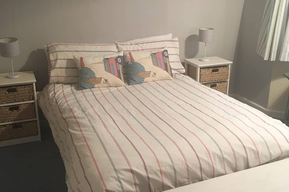 Sandbanks Holiday Home Poole  5 minutes walk to the  Beach\nsleeps 8/9 in Sandbanks, Poole