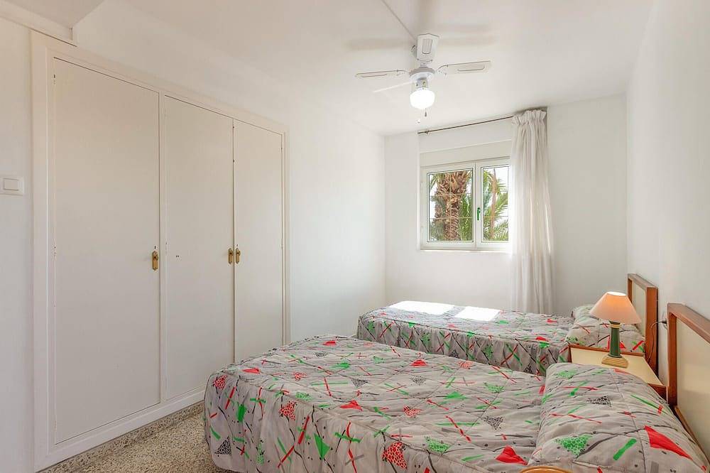 Entire apartment, Awesome apartment in Torrevieja with Wifi in Mar Azul Torrevieja, Torrevieja