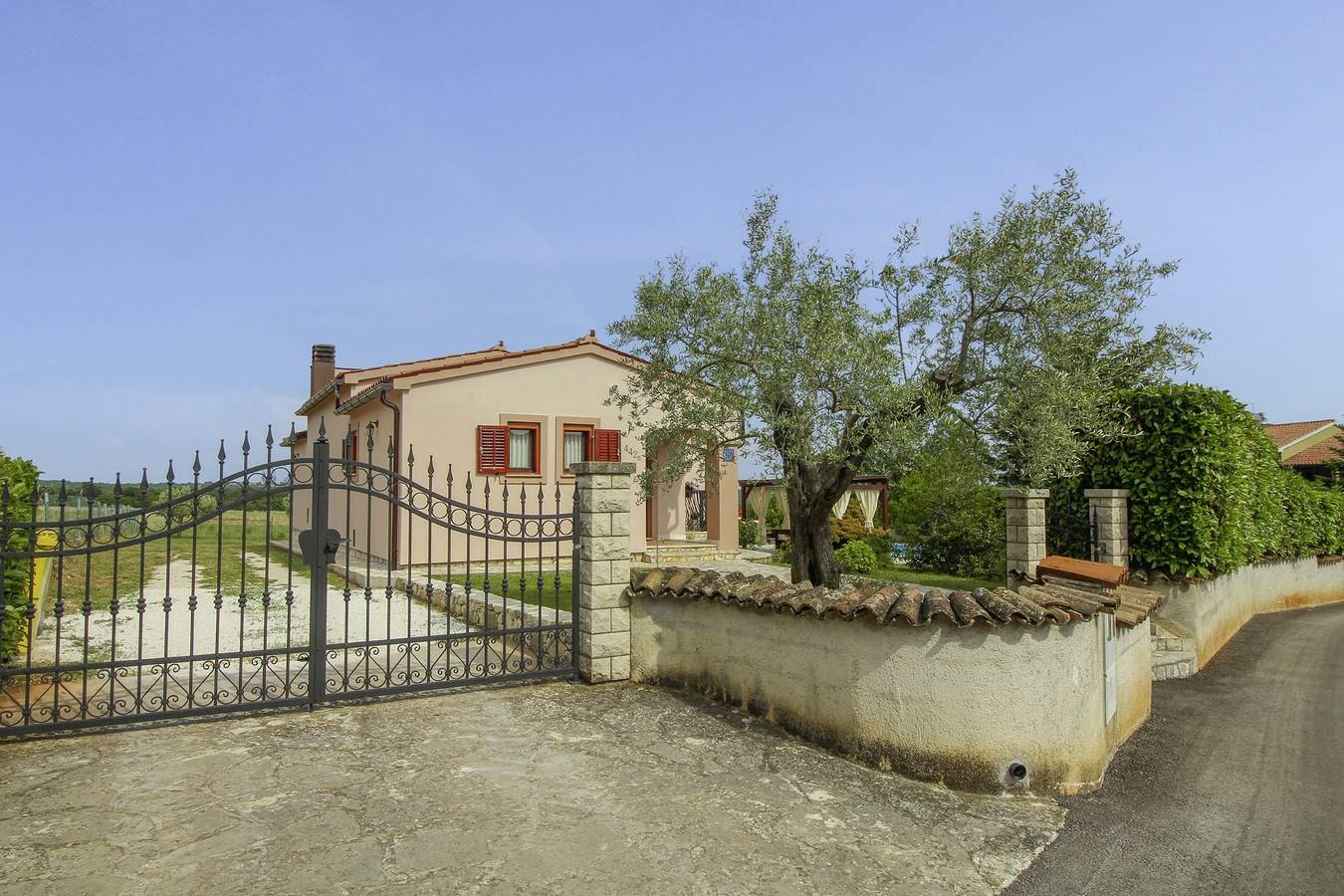 Ferienhaus Luna * 1000 m2 eingezäunter Garten, Terrasse, privater Pool in Marčana, Südküste Istrien