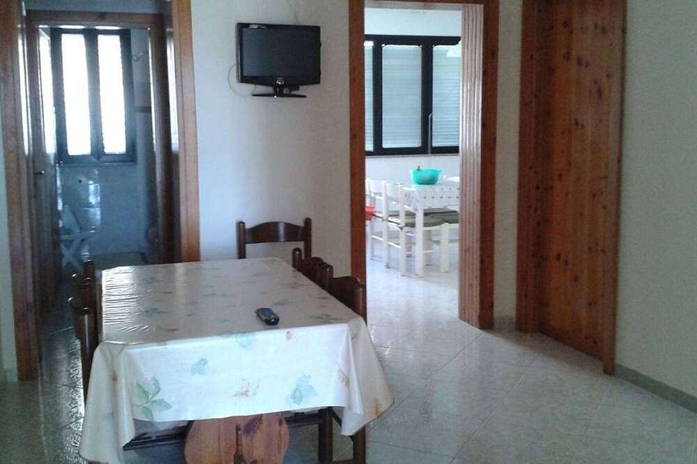 Appartamento intero, Ampia villetta a schiera appena ristrutturata, con condizionatore in camera in Torre San Giovanni, Golfo di Taranto