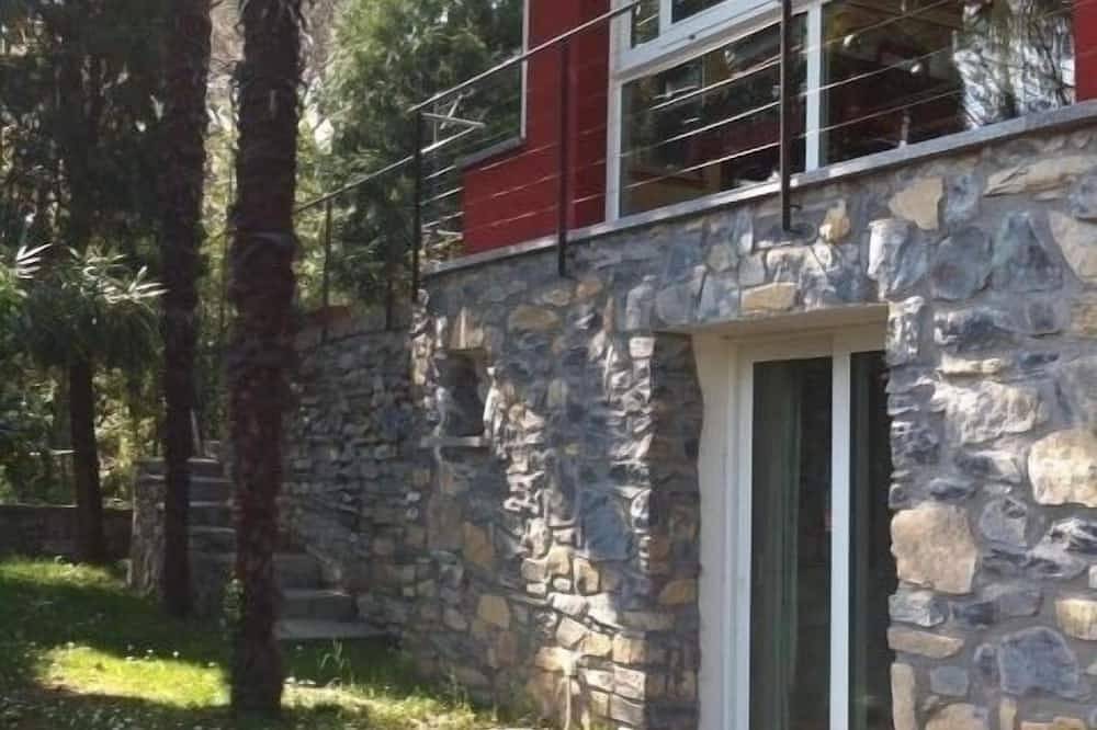 Klein huis met grote tuin, uitzicht op het Comomeer 'Sans Souci' in Carate Urio, Comomeer