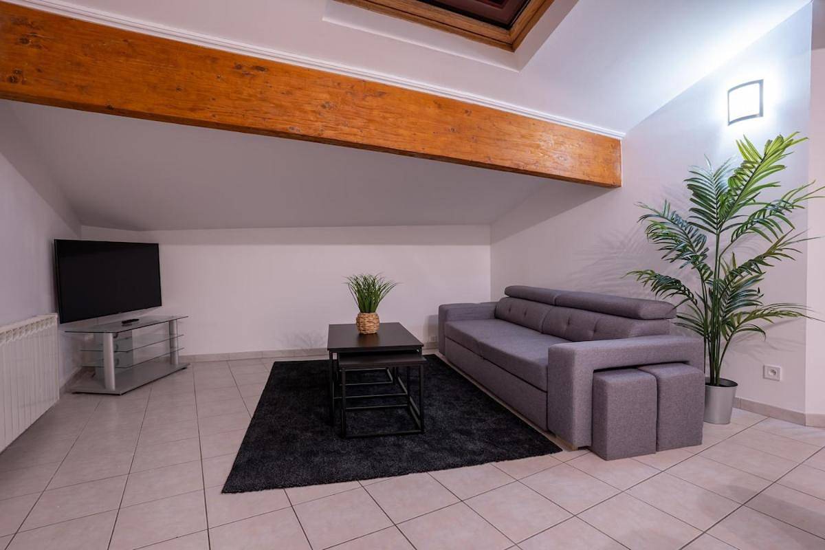 Appartement entier, Two-Bedroom Apartment in L'Arbresle, Lyon et ses environs