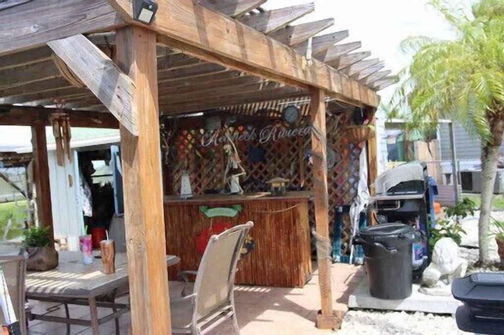 Redneck Riviera ,fishing relaxing paradise On canal , very close to locks in Lake Okeechobee