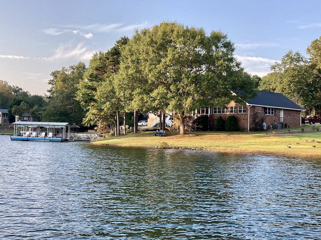 Deep Water-Keowee Lakefront,Kayaks, Dock, Dog friendly,level water entry, kayaks in White Harbor, Lake Keowee