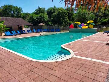 Mobil home pour 6 personnes, avec terrasse ainsi que vue et piscine à Carennac