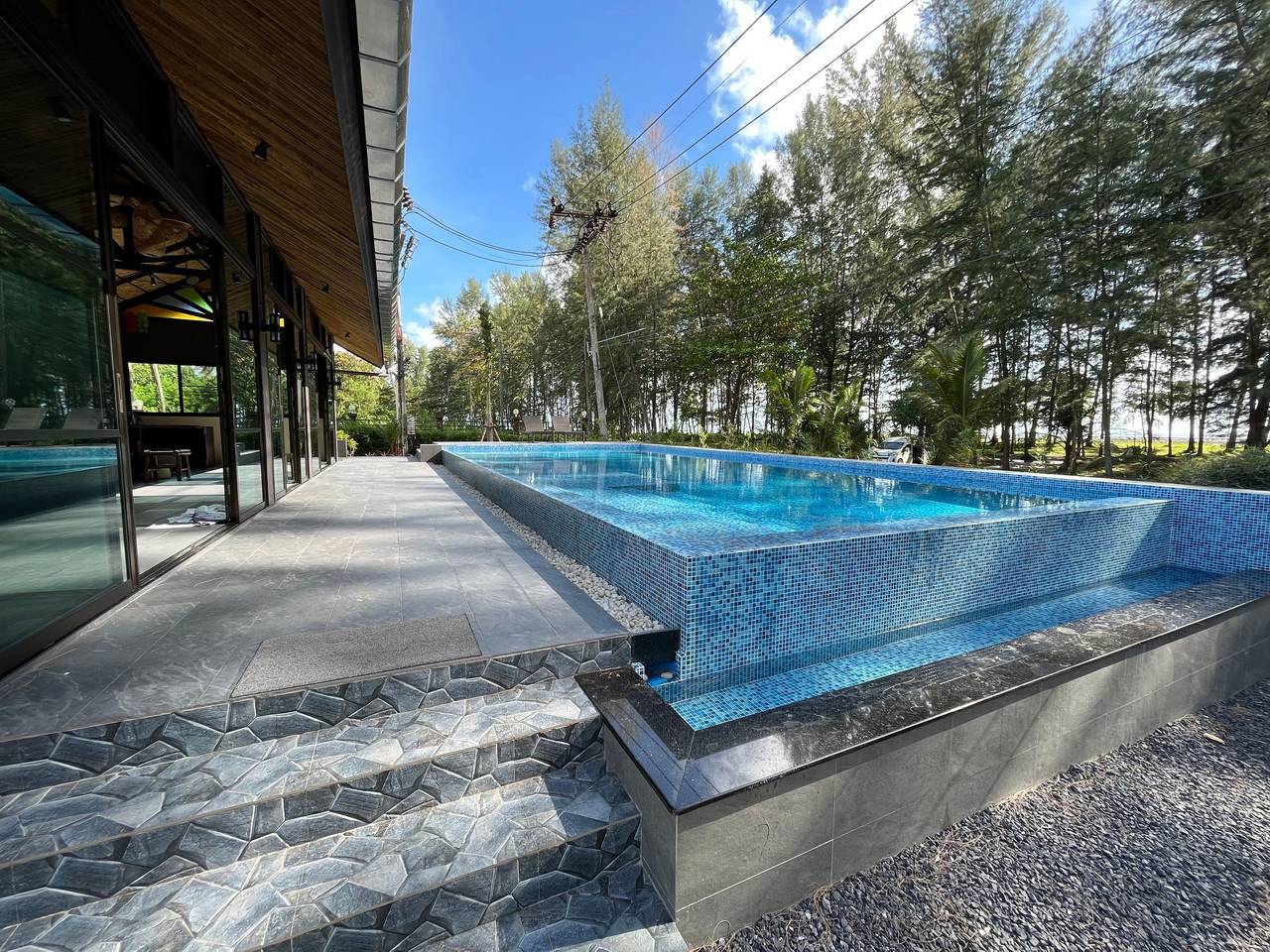 Villa mit Infinity-Pool in Khao Lak